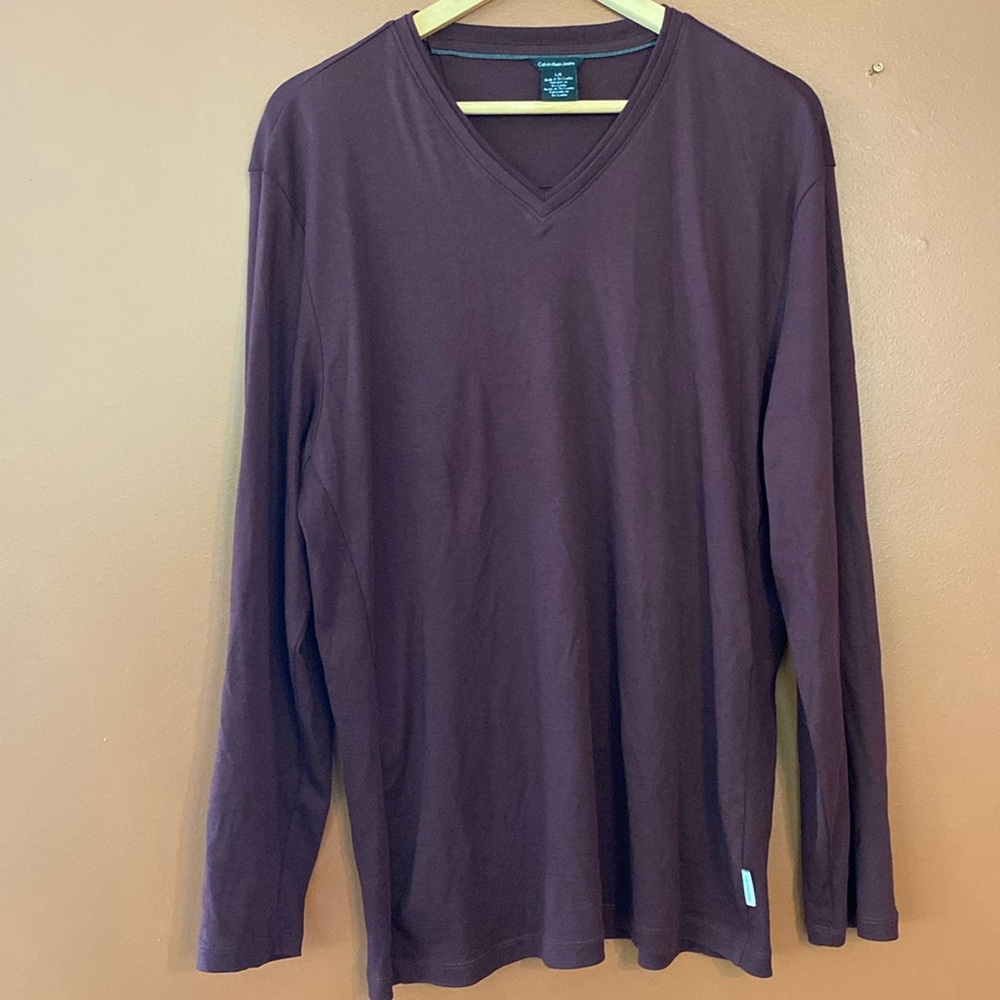 Calvin Klein jeans men’s V-neck long sleeved shirt in size large.